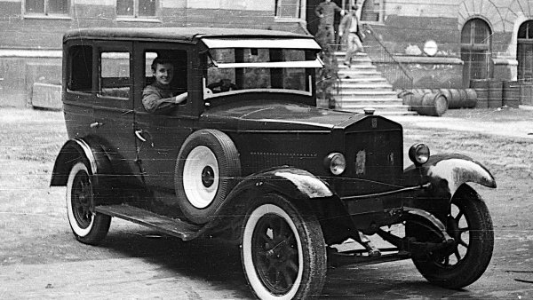 Magosix е най-великият автомобил, произведен от M&Aacute;G, унгарската фабрика за общи машини. Като цяло силно прилича на съвременния Fiat 520, има шестцилиндров двигател и хидравлични спирачки (нито една от тях не се среща често в автомобили, произведени в Унгария) и често се използваше като такси.

M&Aacute;G има сериозни финансови проблеми в средата на 20-те години на миналия век и моделът е последен опит за оцеляване. Уви, компанията хвърля кърпата скоро.